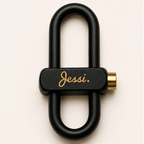 Black keychain with 'Jessi.' engraving on a white background