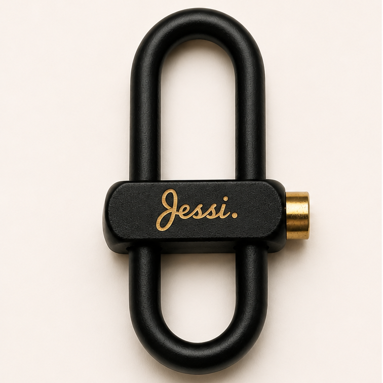 Black keychain with 'Jessi.' engraving on a white background